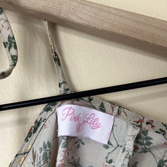 Tied back romantic blouse - Picture 6 of 8